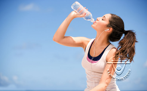 Uống đủ nước để duy trì năng lượng cho cơ thể 